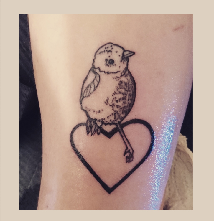 Feines, künstlerisches Tattoo im zarten Stil aus Leipzig