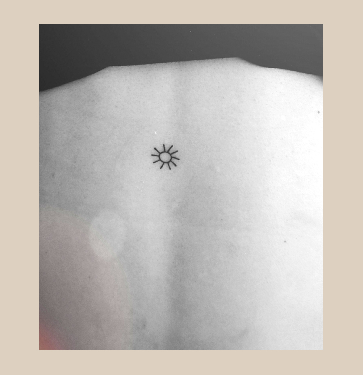 Feines, künstlerisches Tattoo im zarten Stil aus Leipzig