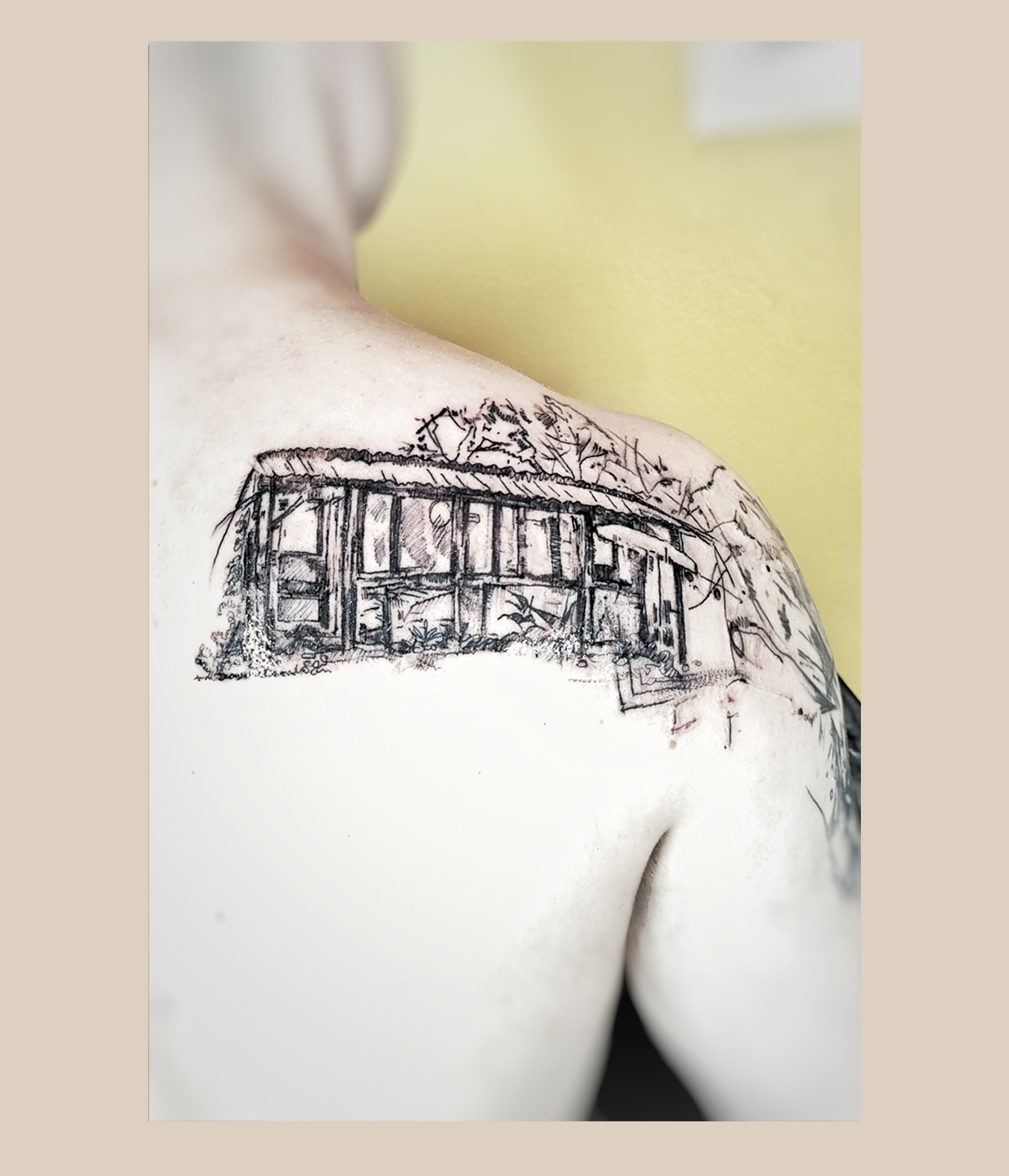 Feines, künstlerisches Tattoo im zarten Stil aus Leipzig