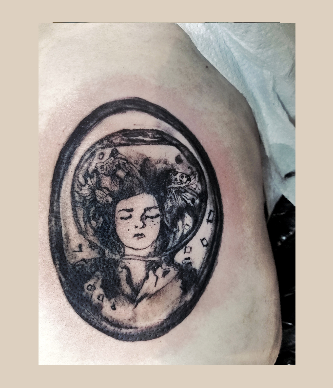 Feines, künstlerisches Tattoo im zarten Stil aus Leipzig