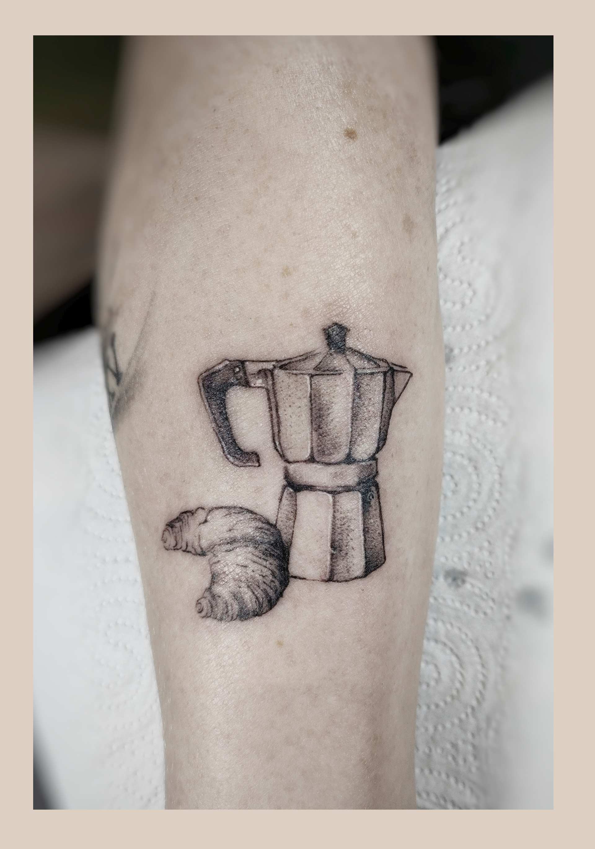 Feines, künstlerisches Tattoo im zarten Stil aus Leipzig