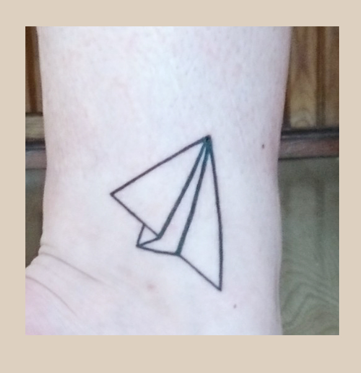 Feines, künstlerisches Tattoo im zarten Stil aus Leipzig