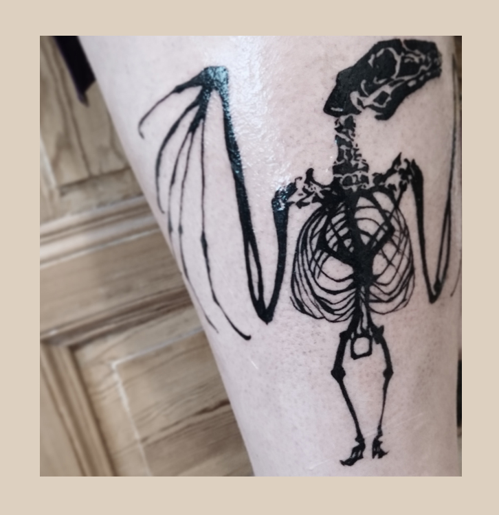 Feines, künstlerisches Tattoo im zarten Stil aus Leipzig