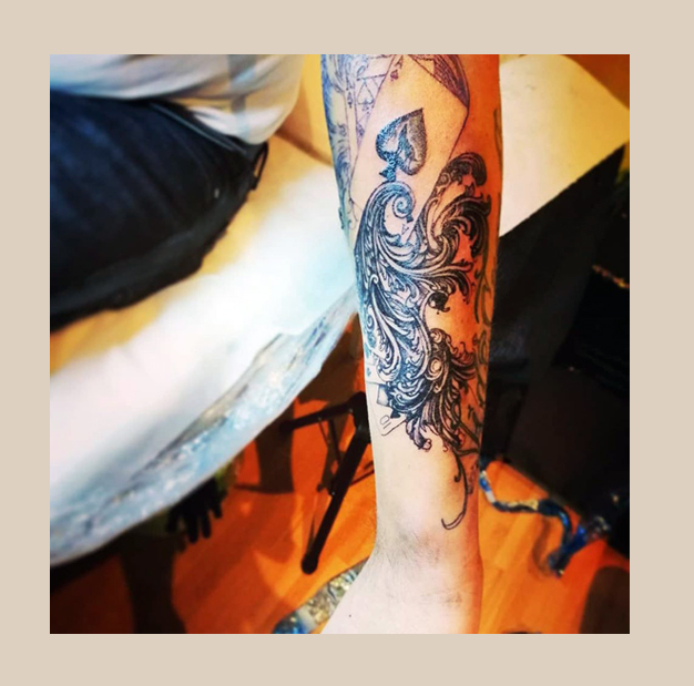 Feines, künstlerisches Tattoo im zarten Stil aus Leipzig