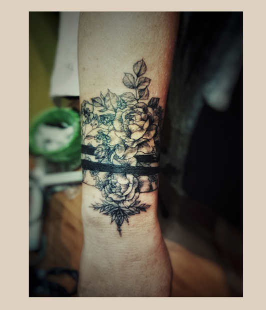 Feines, künstlerisches Tattoo im zarten Stil aus Leipzig