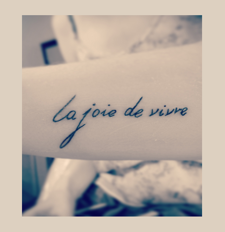 Feines, künstlerisches Tattoo im zarten Stil aus Leipzig