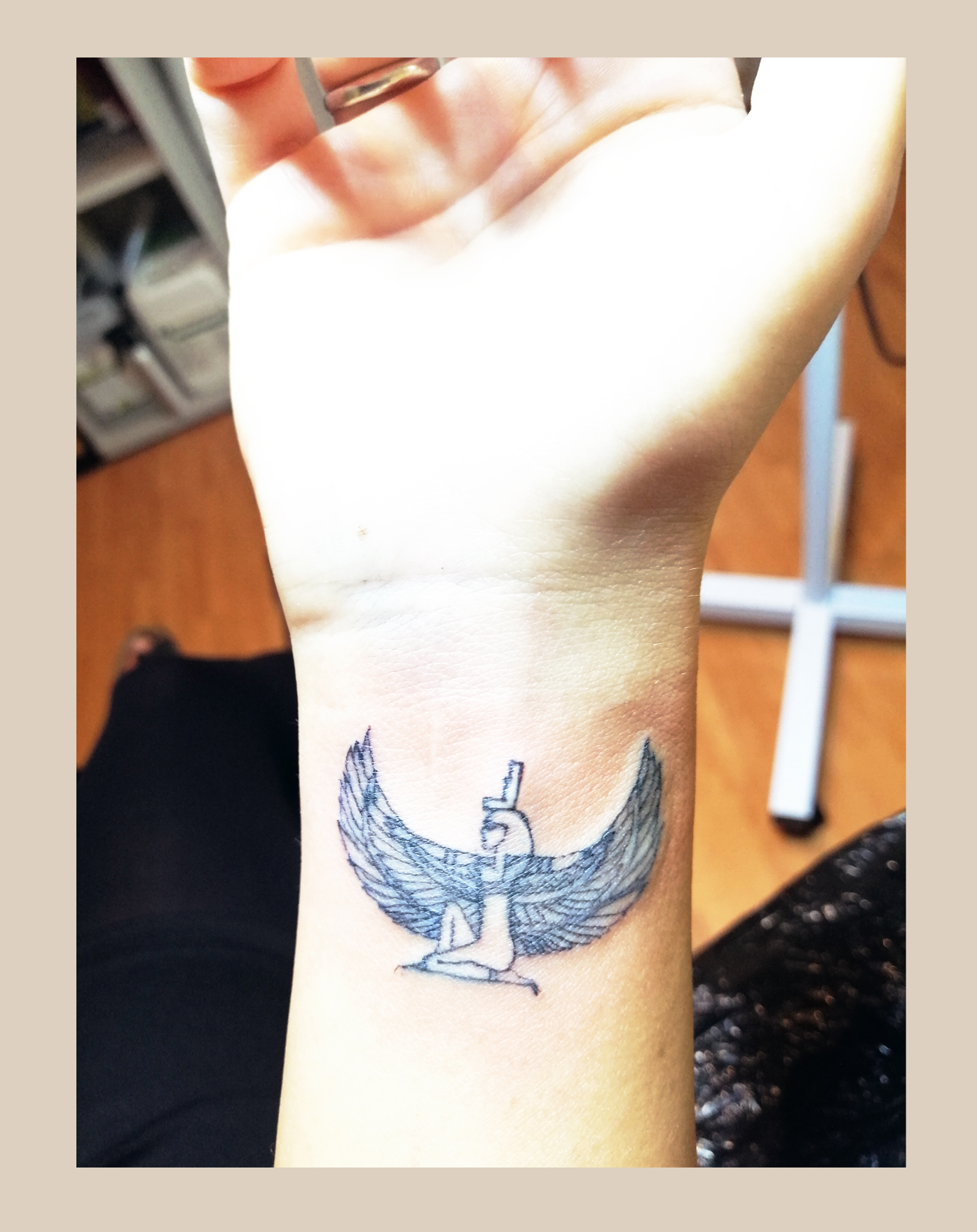 Feines, künstlerisches Tattoo im zarten Stil aus Leipzig