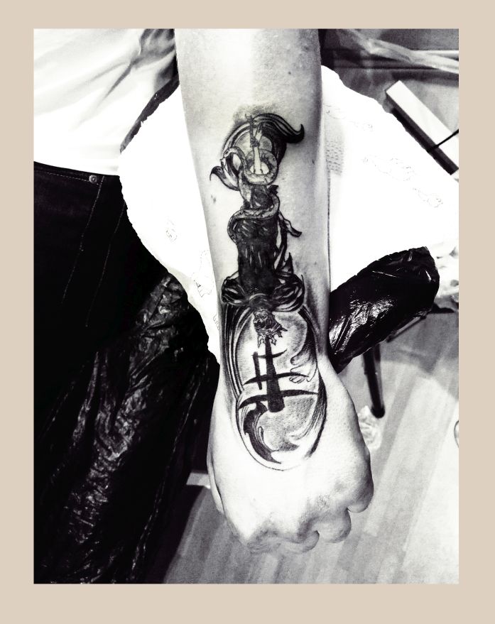 Feines, künstlerisches Tattoo im zarten Stil aus Leipzig
