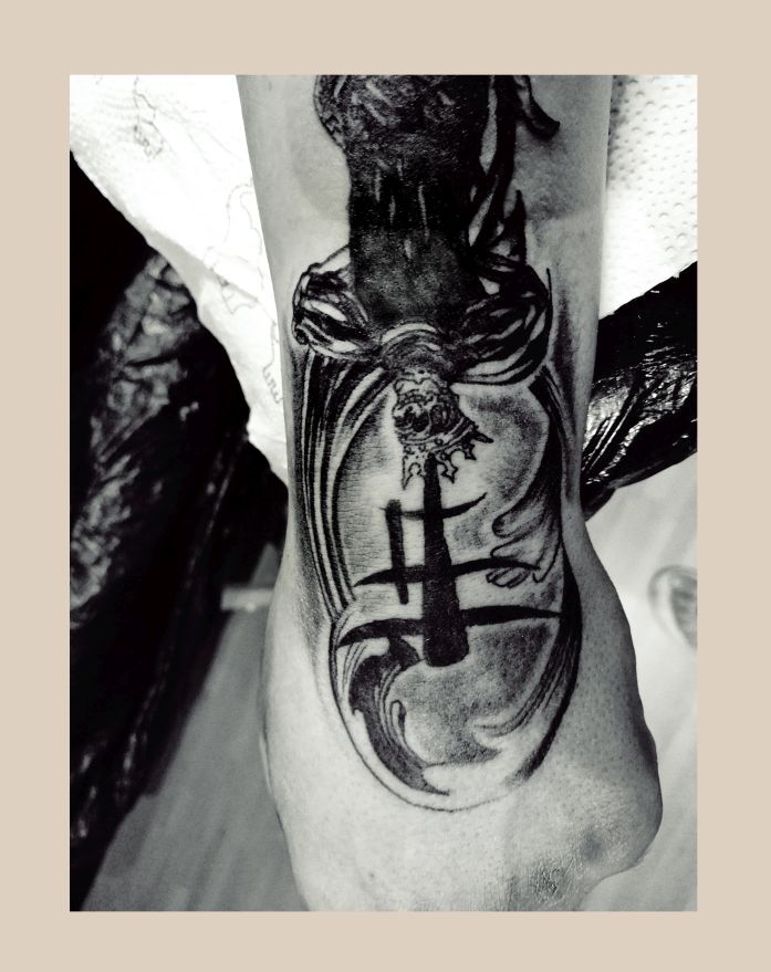 Feines, künstlerisches Tattoo im zarten Stil aus Leipzig