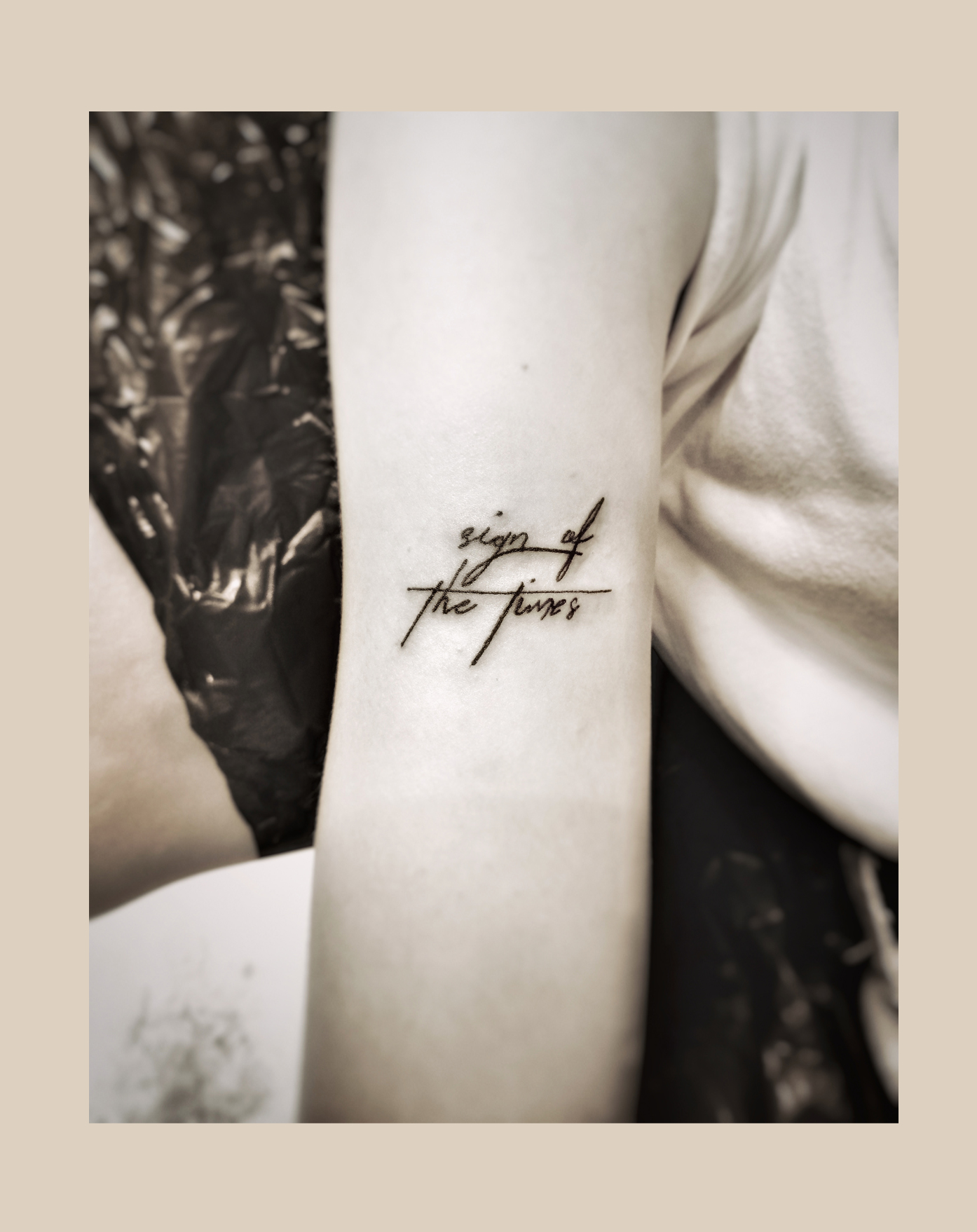 Feines, künstlerisches Tattoo im zarten Stil aus Leipzig