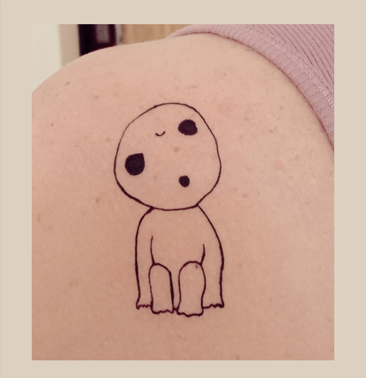 Feines, künstlerisches Tattoo im zarten Stil aus Leipzig