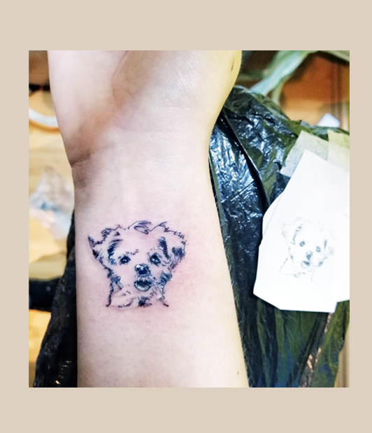 Feines, künstlerisches Tattoo im zarten Stil aus Leipzig