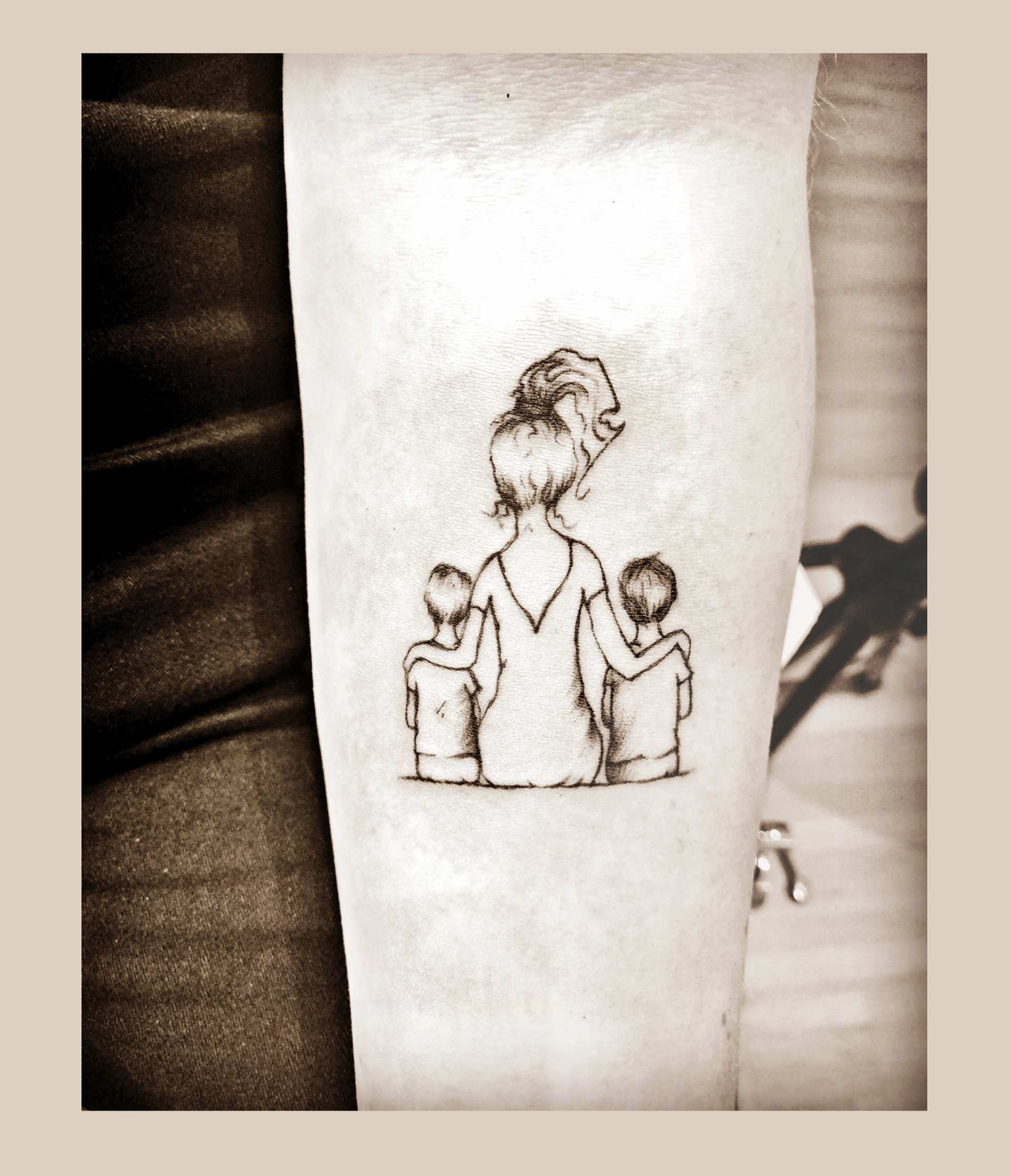 Feines, künstlerisches Tattoo im zarten Stil aus Leipzig