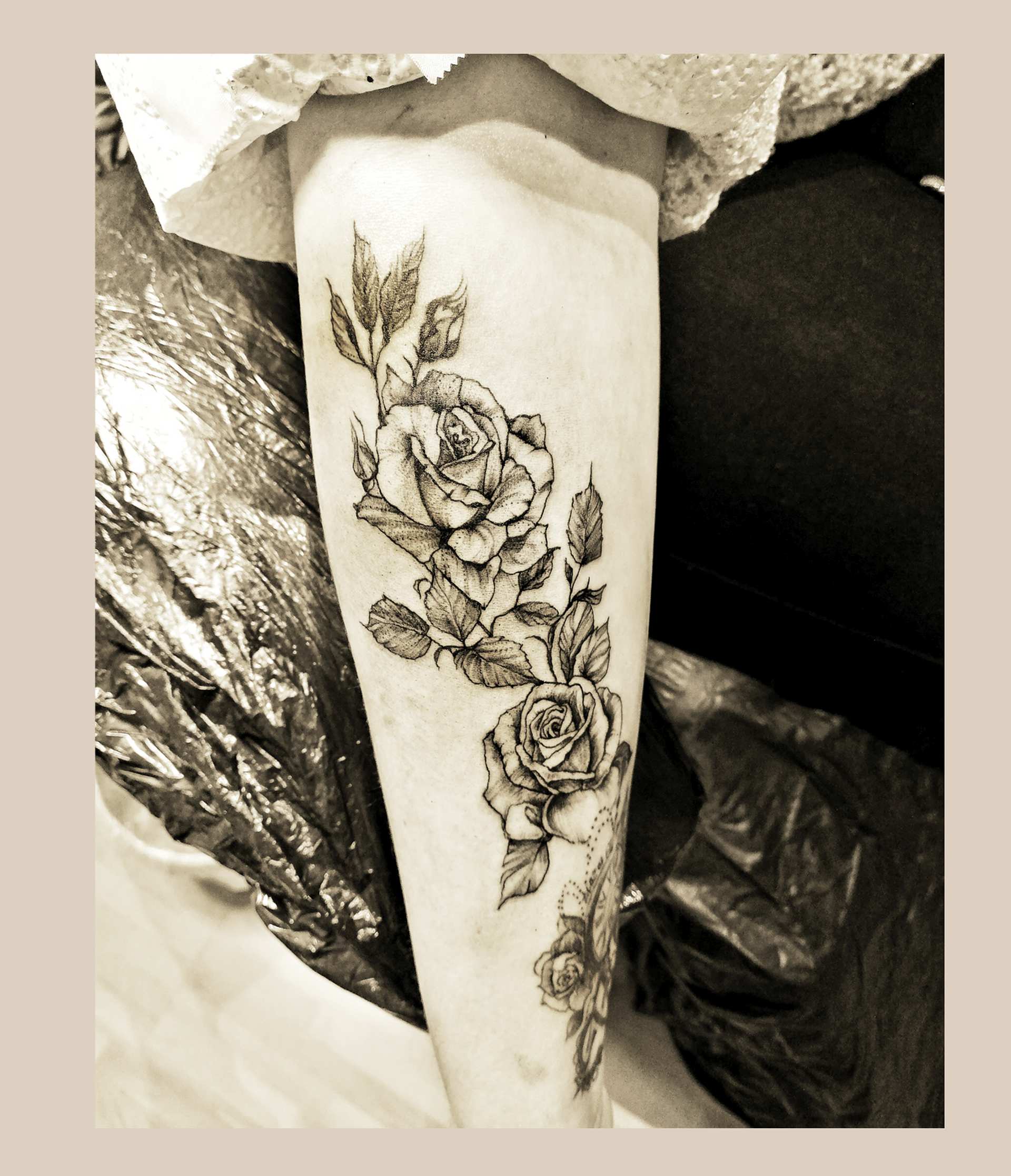 Feines, künstlerisches Tattoo im zarten Stil aus Leipzig
