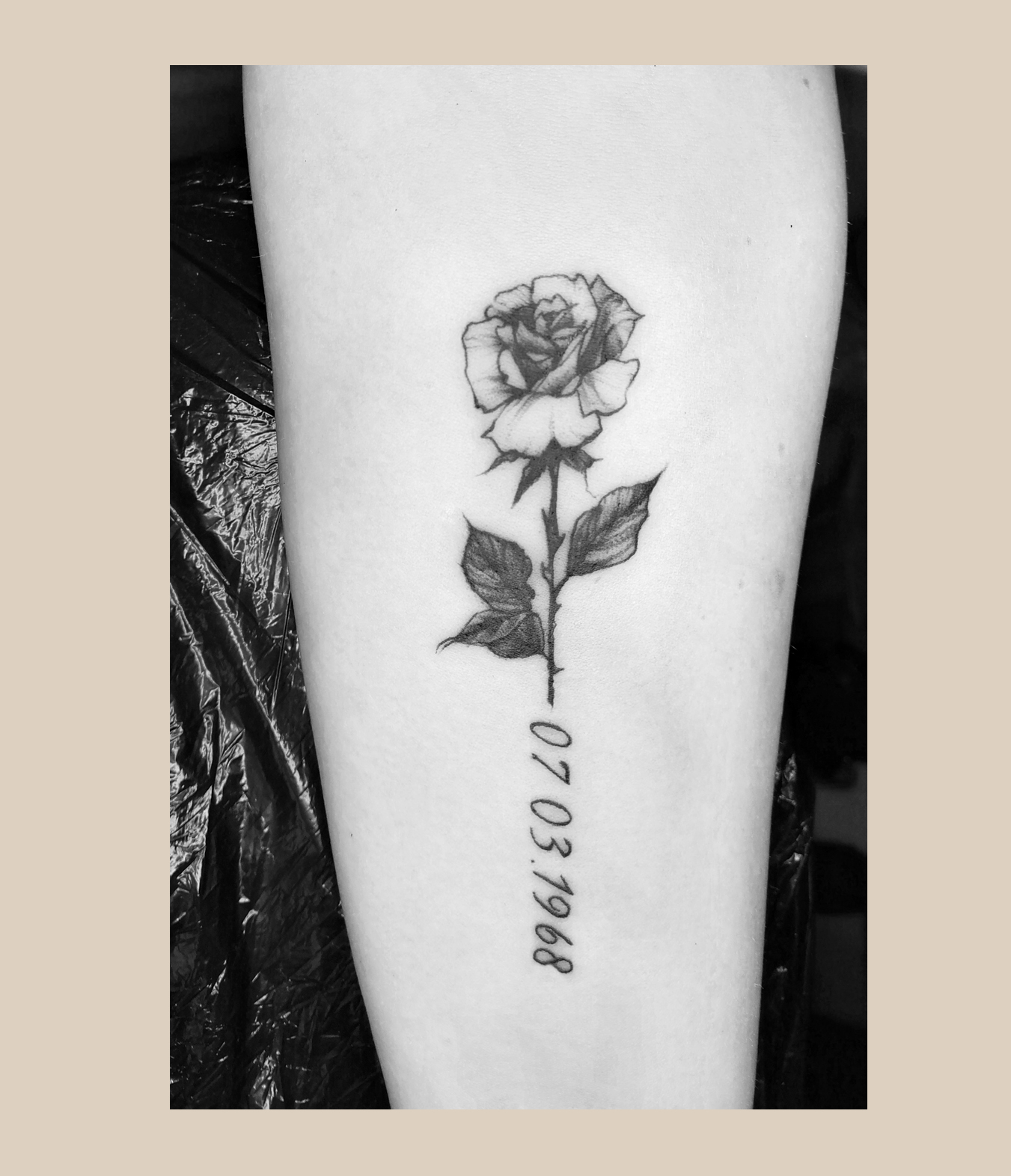 Feines, künstlerisches Tattoo im zarten Stil aus Leipzig