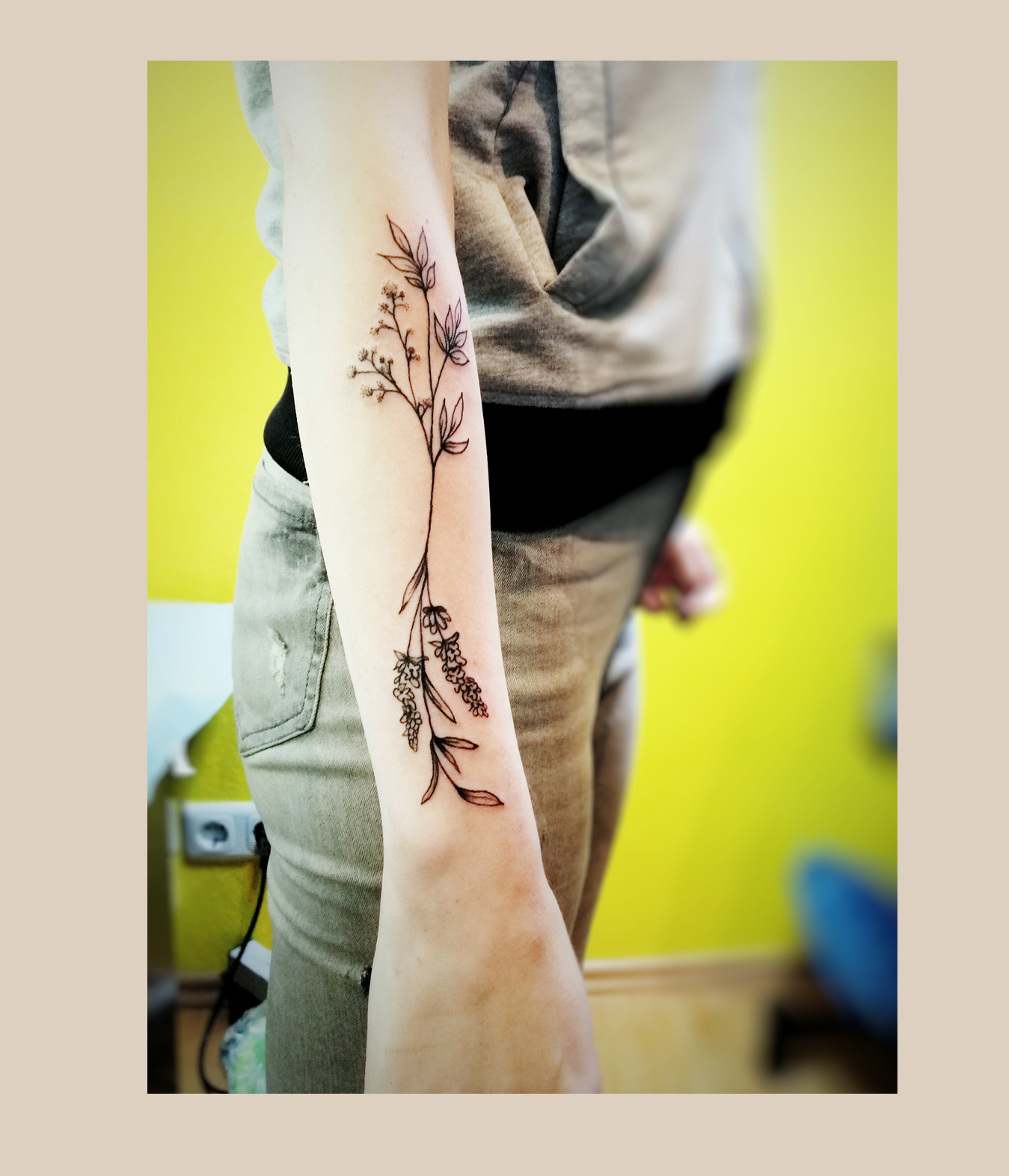 Feines, künstlerisches Tattoo im zarten Stil aus Leipzig