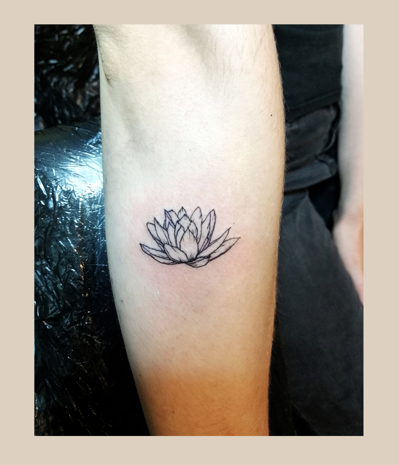 Feines, künstlerisches Tattoo im zarten Stil aus Leipzig