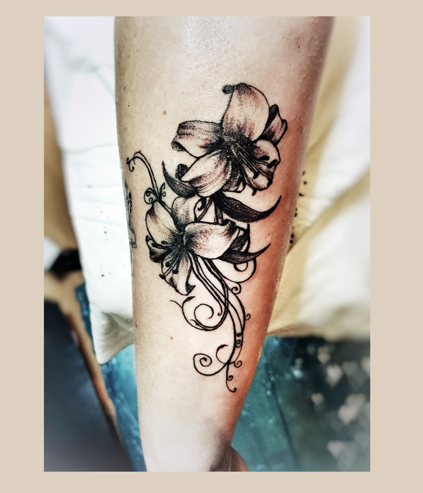Feines, künstlerisches Tattoo im zarten Stil aus Leipzig
