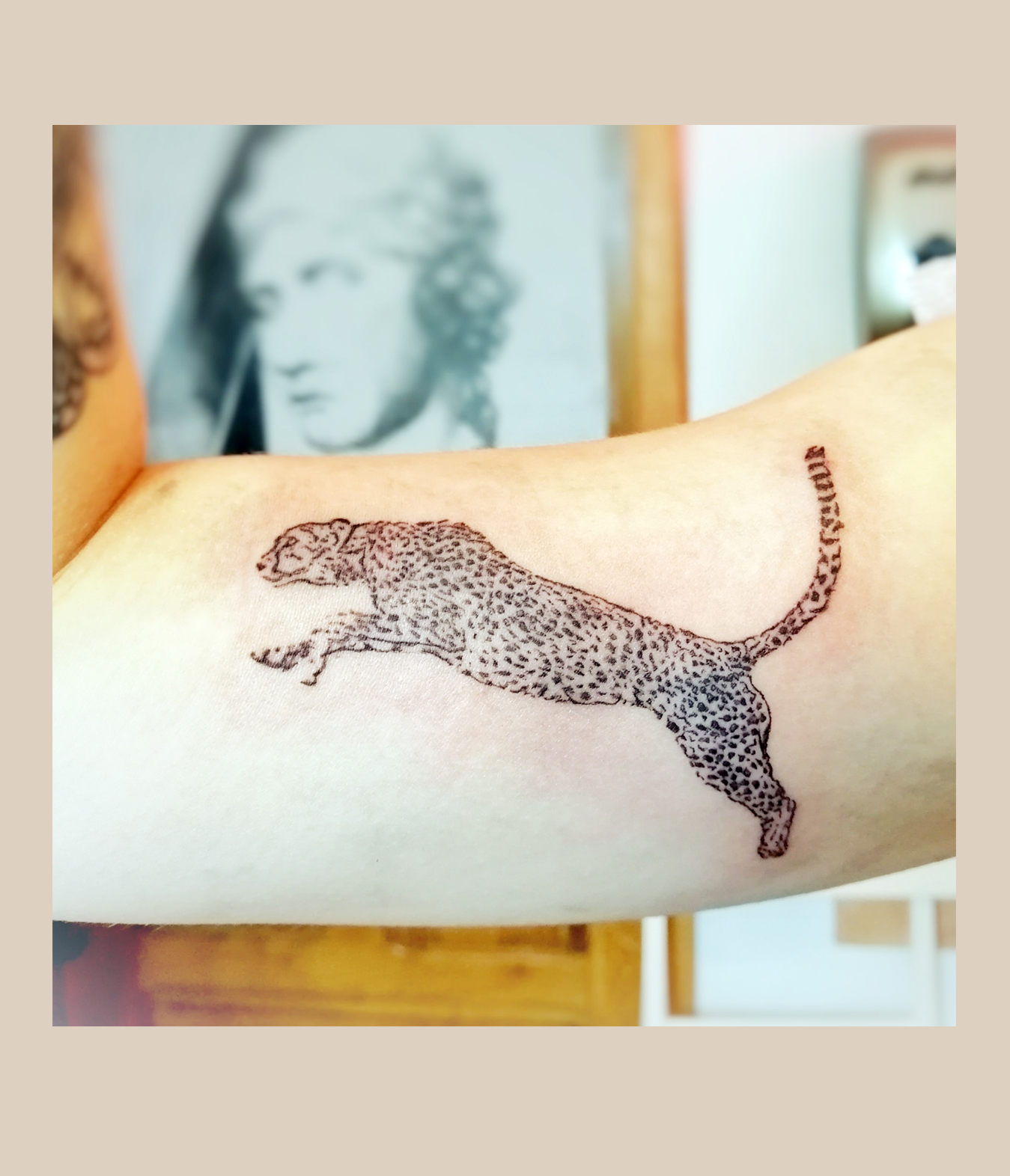 Feines, künstlerisches Tattoo im zarten Stil aus Leipzig