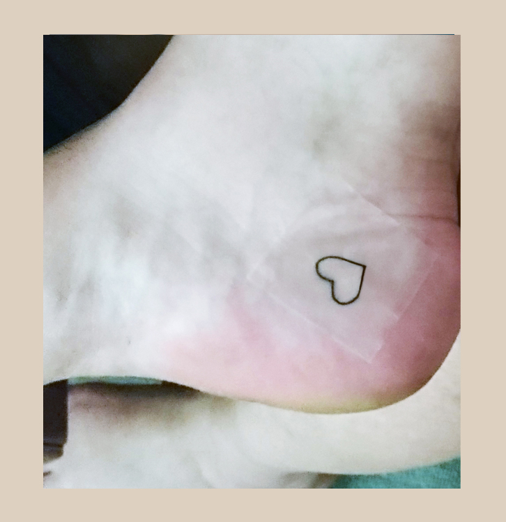 Feines, künstlerisches Tattoo im zarten Stil aus Leipzig