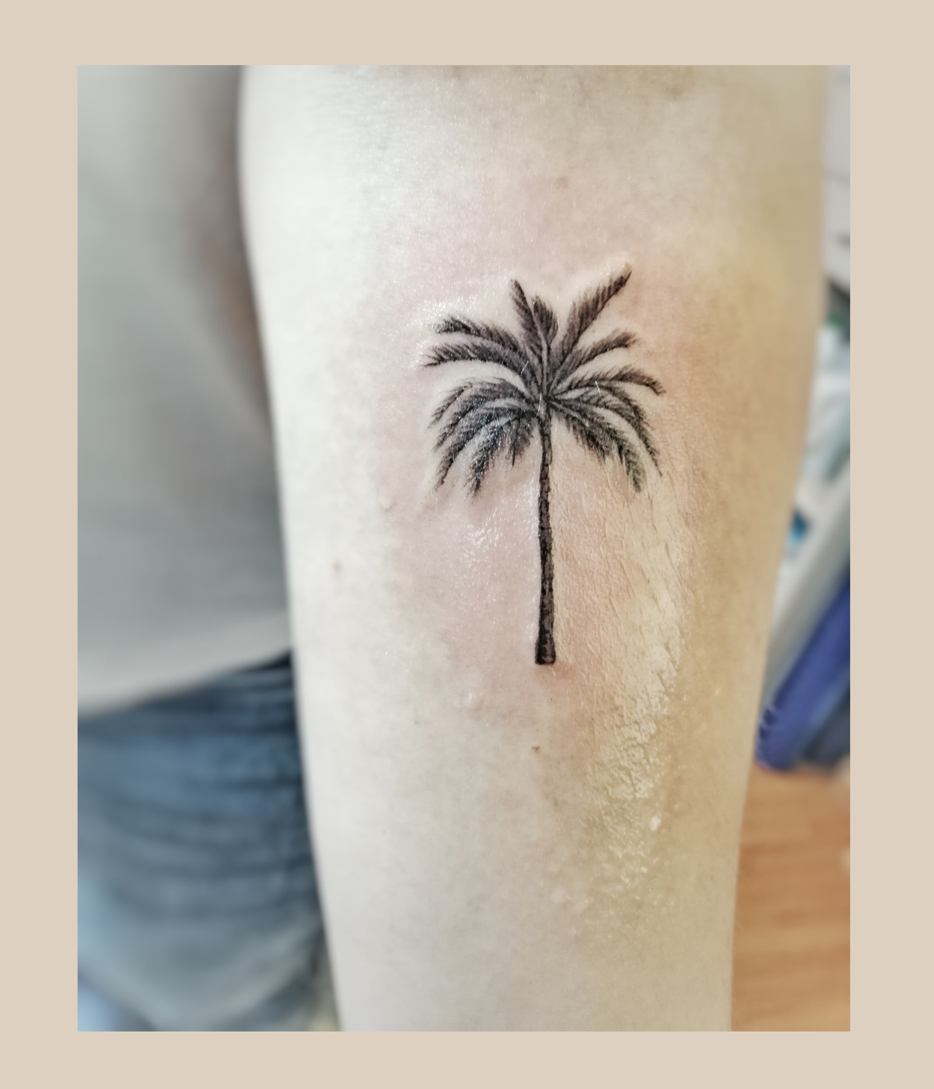 Feines, künstlerisches Tattoo im zarten Stil aus Leipzig