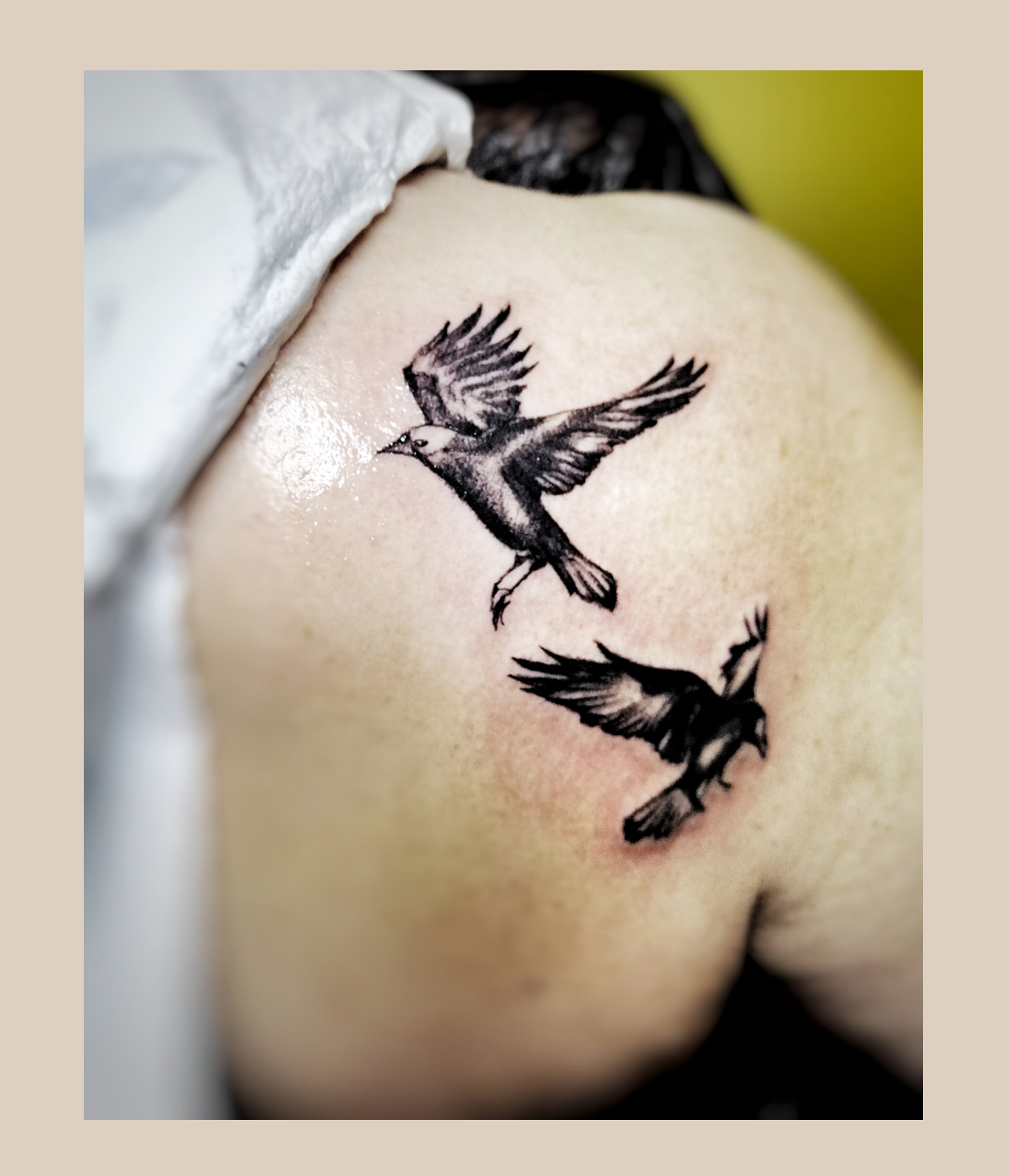 Feines, künstlerisches Tattoo im zarten Stil aus Leipzig