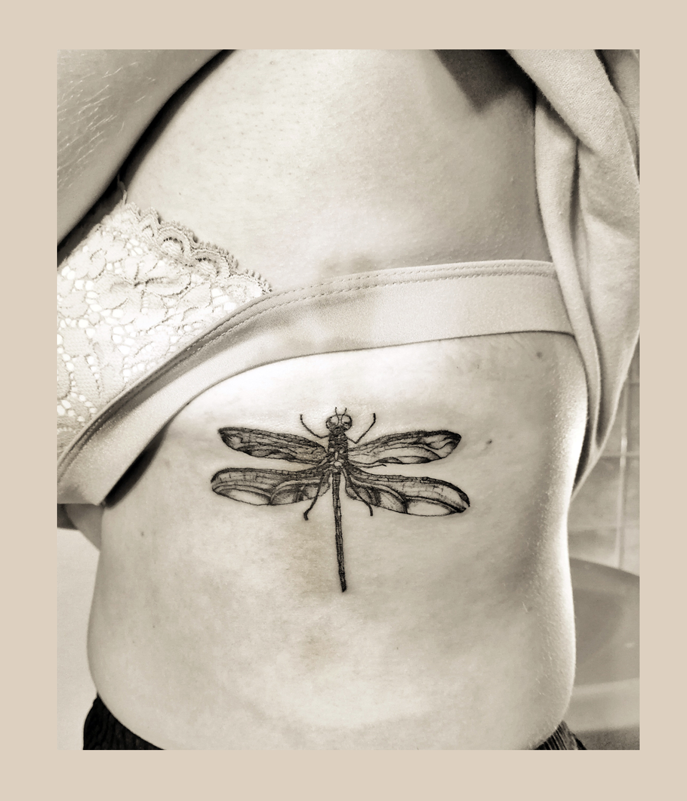 Feines, künstlerisches Tattoo im zarten Stil aus Leipzig