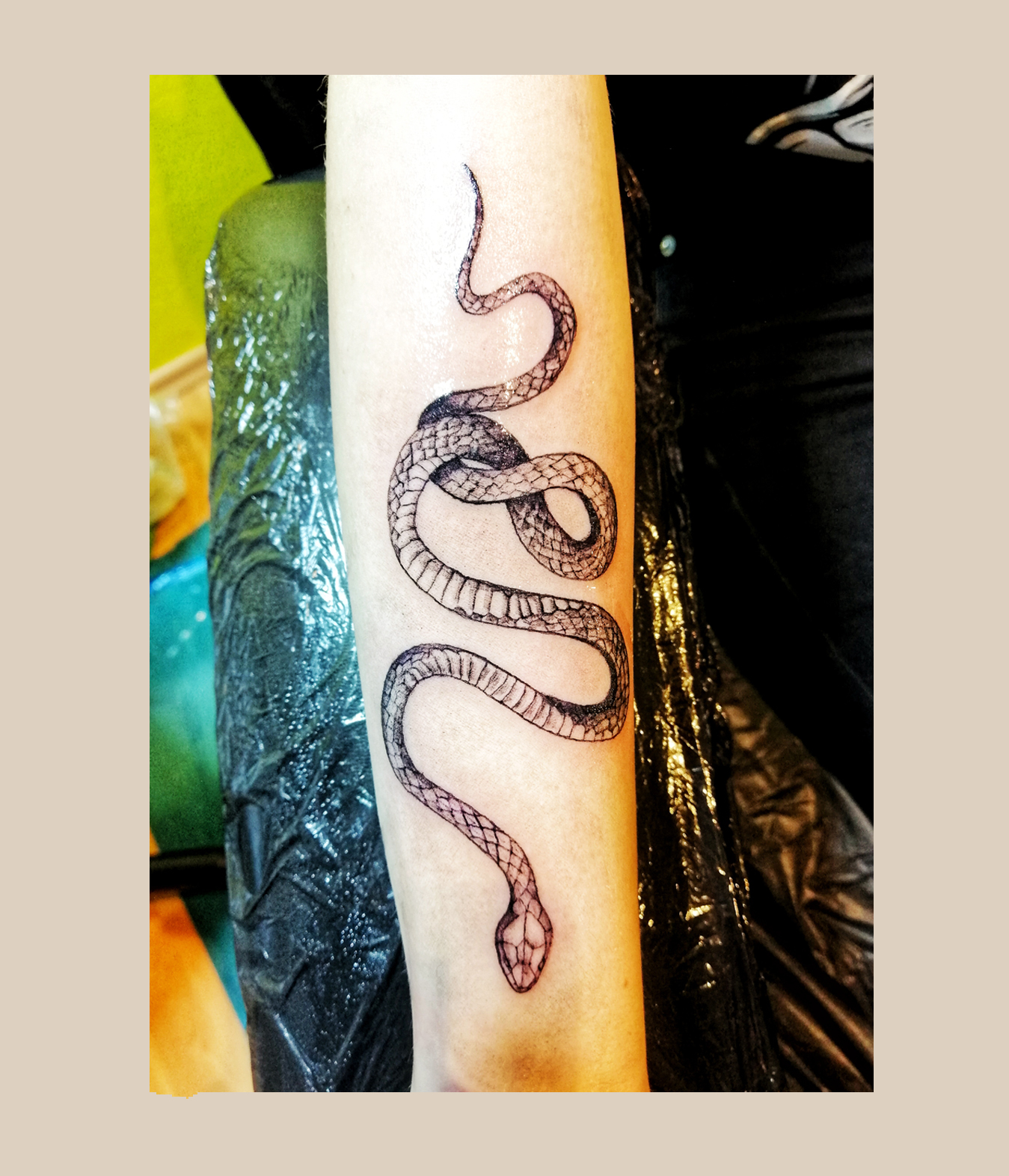 Feines, künstlerisches Tattoo im zarten Stil aus Leipzig