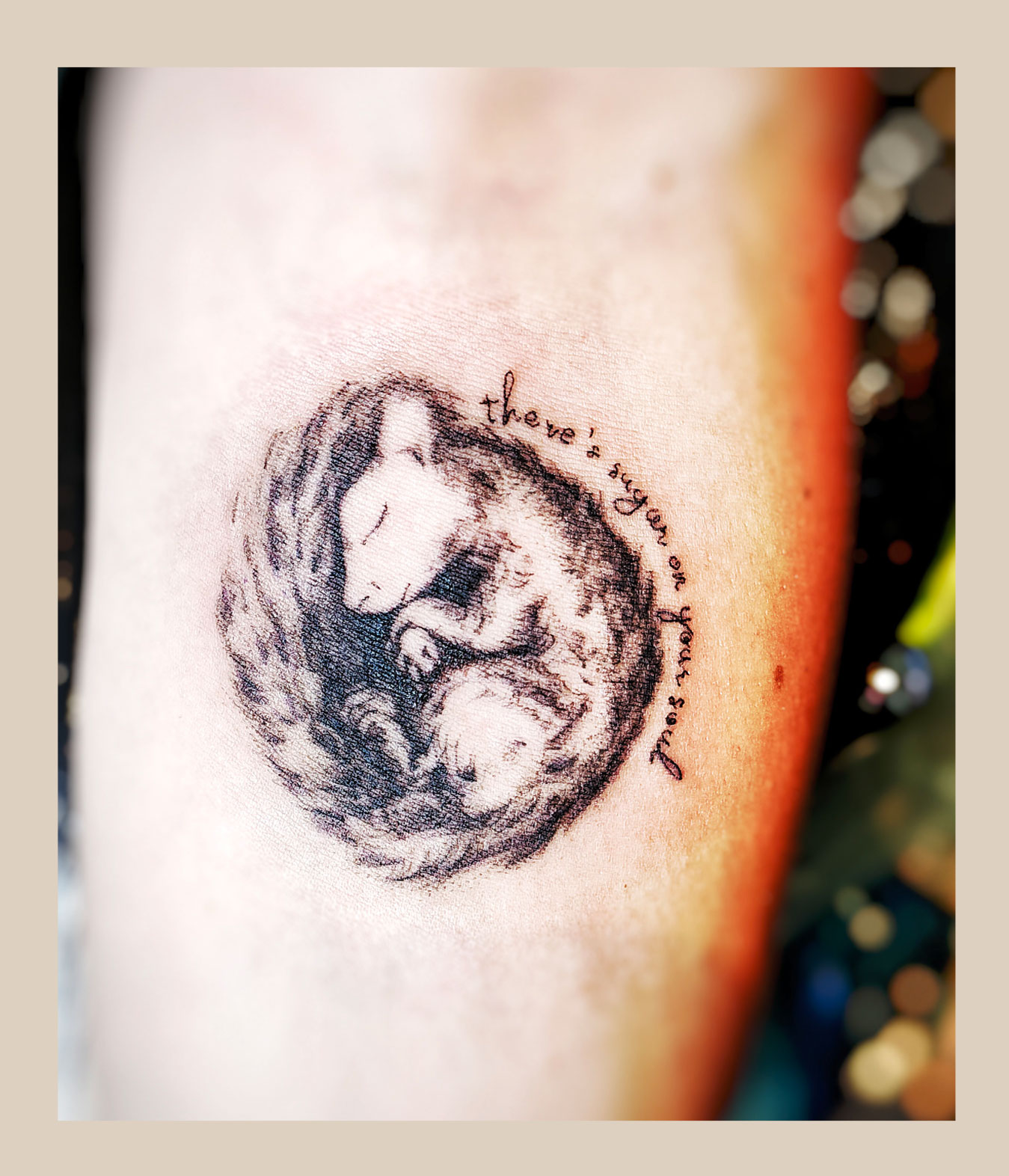 Feines, künstlerisches Tattoo im zarten Stil aus Leipzig