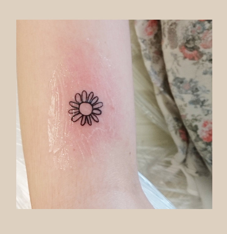Feines, künstlerisches Tattoo im zarten Stil aus Leipzig