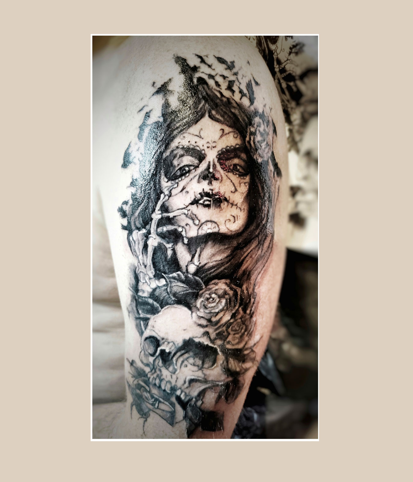 Feines, künstlerisches Tattoo im zarten Stil aus Leipzig