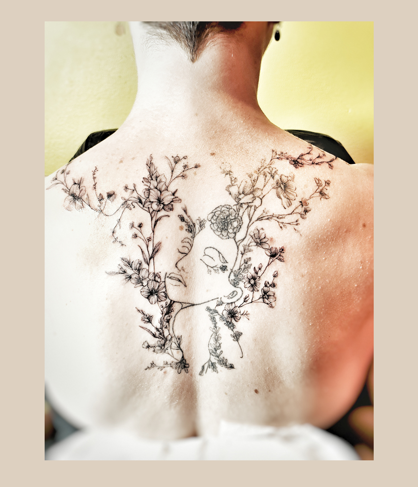 Feines, künstlerisches Tattoo im zarten Stil aus Leipzig