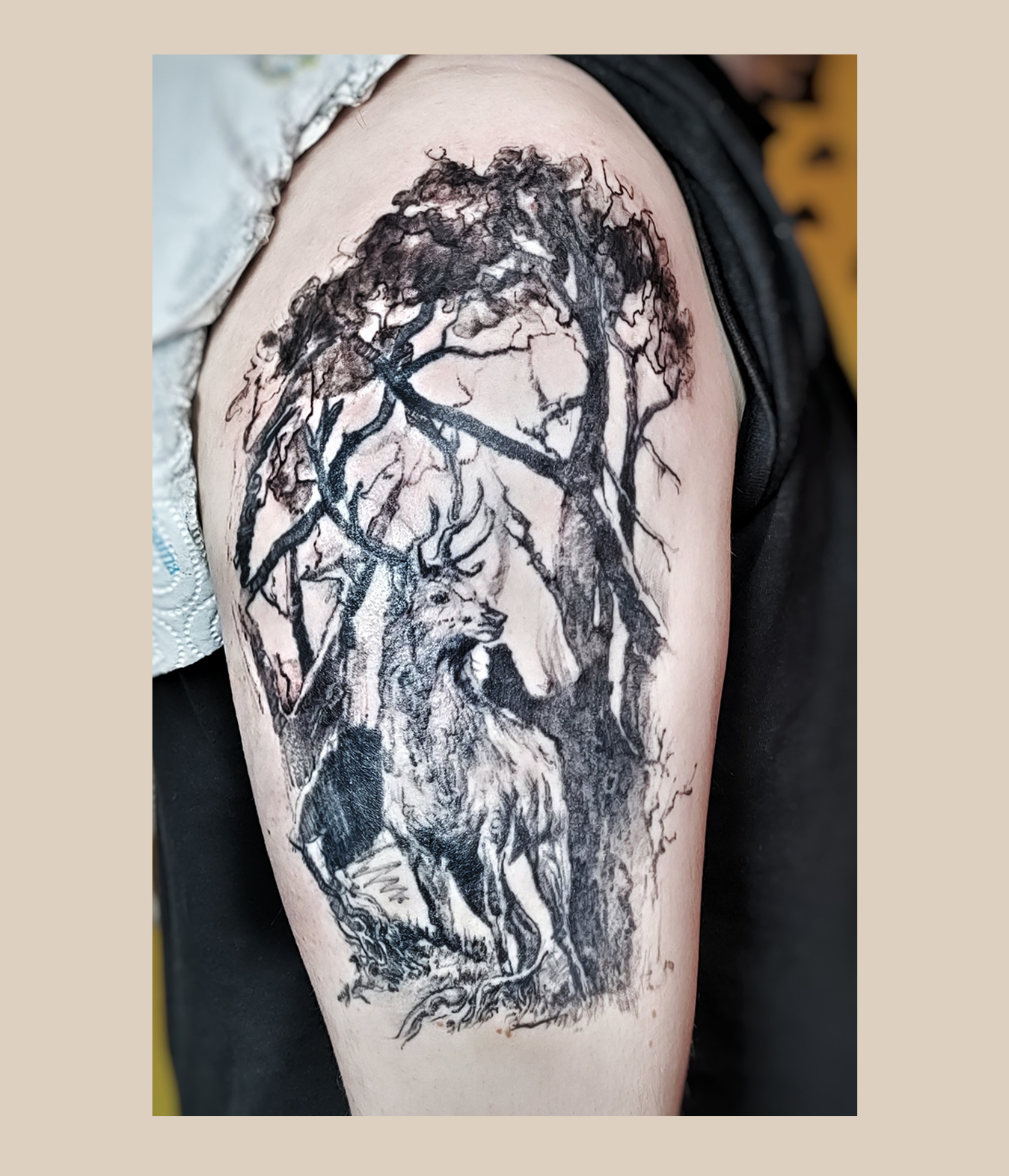 Feines, künstlerisches Tattoo im zarten Stil aus Leipzig